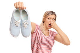vi khuẩn tích tụ trong giày gây mùi khó chịu